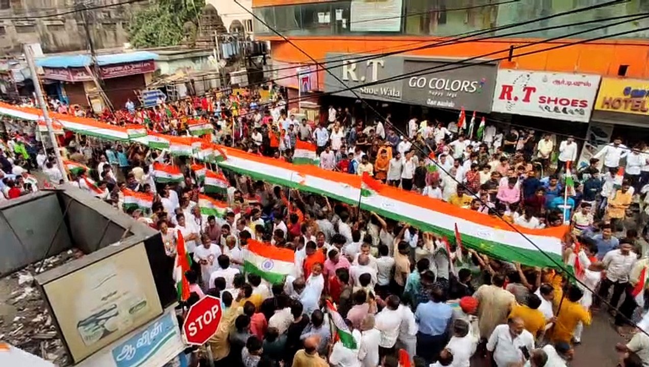 500 मीटर तिरंगे के साथ भारत माता की जय और वंदे...