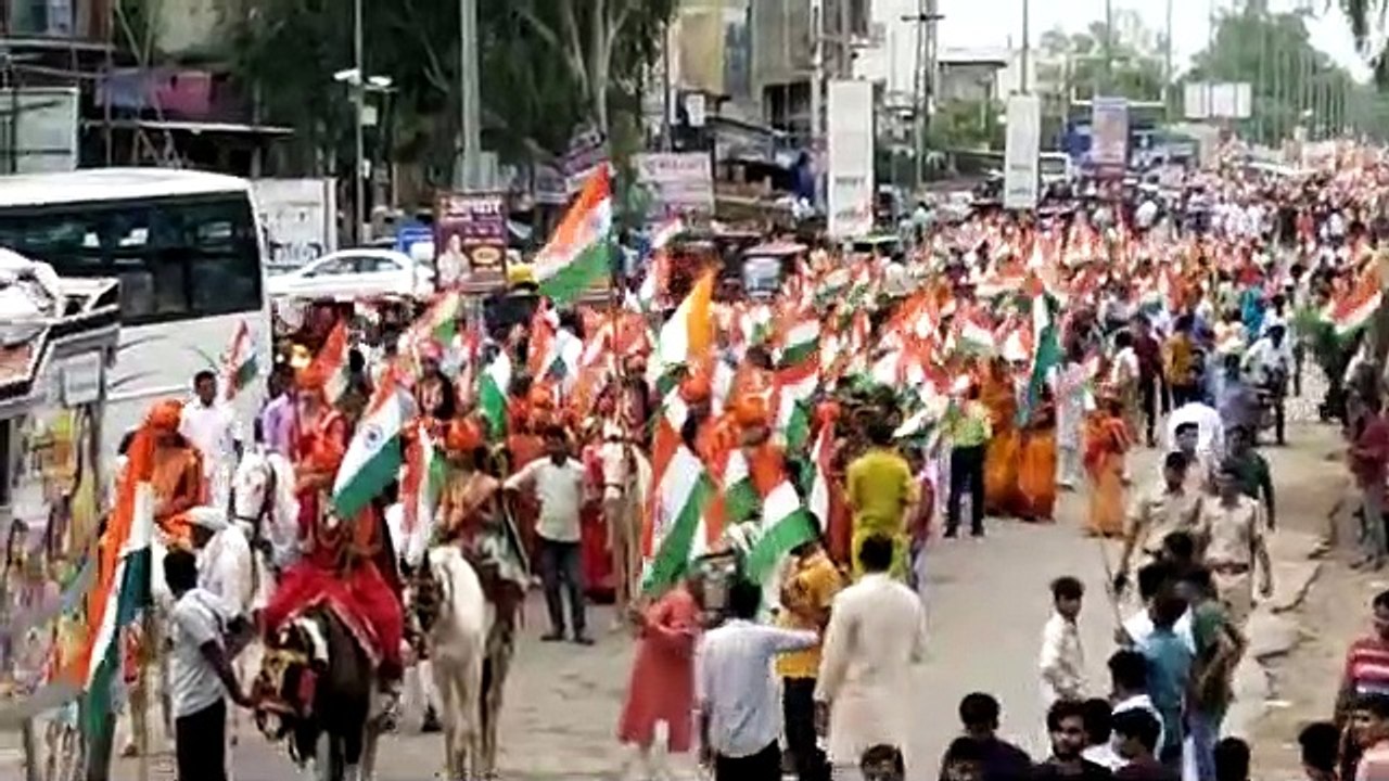आजादी के अमृत महोत्सव पर हाथों में तिरंगा लेकर...