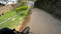 El rider Edgar Carballo se lanza a toda velocidad en bicicleta por las empinadas calles de Vigo