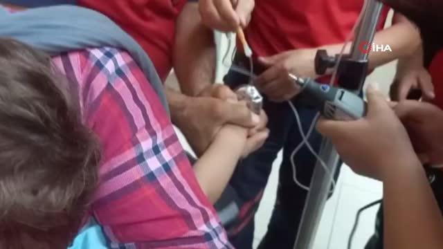 Son dakika haber: Parmağını musluk yüzüğüne sıkıştıran çocuğun imdadına itfaiye yetişti