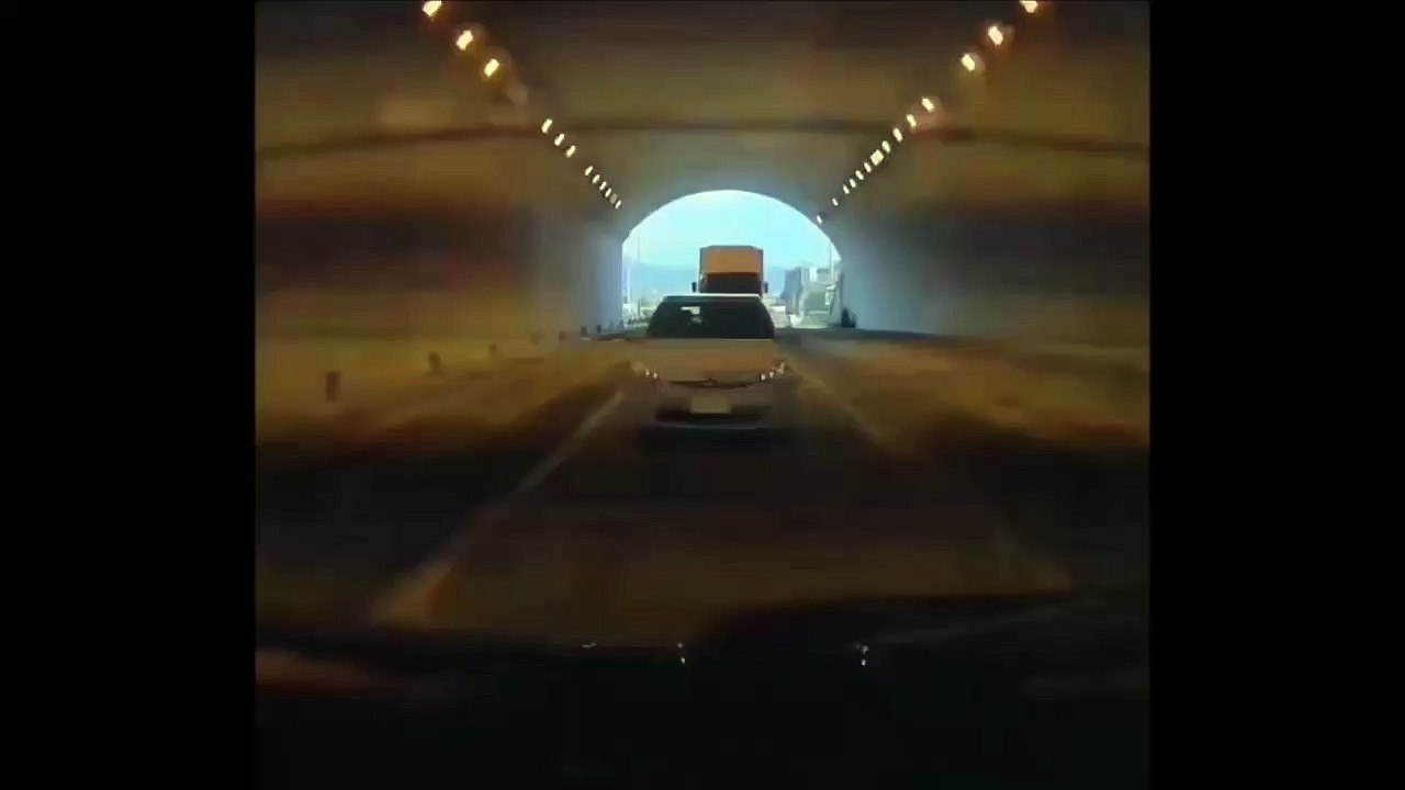 Quand ton camion perd la tête dans un tunnel... oups