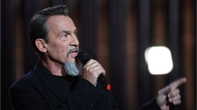 VOICI - Florent Pagny en vacances : après son traitement, le chanteur affiche une mine radieuse
