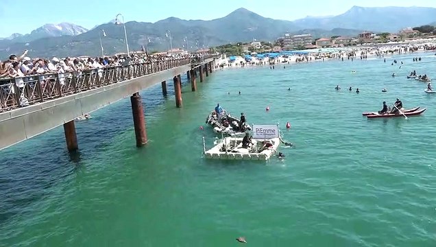 In Versilia le copie dei Bronzi di Riace restituite al mare