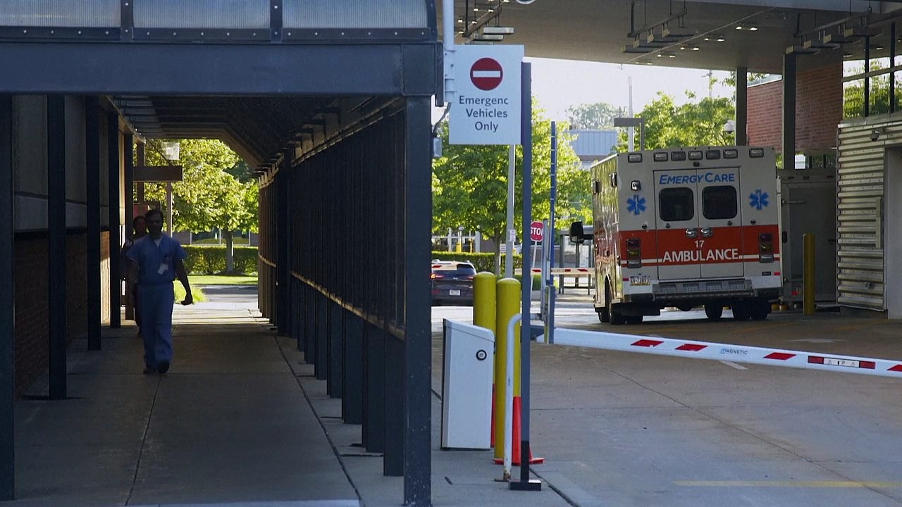 Rushdie mostra primeiros sinais de recuperação