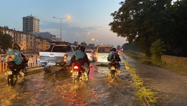 Eskişehir haberi: ESKİŞEHİR'DE SAĞANAK; CADDE VE SOKAKLAR SUYLA DOLDU