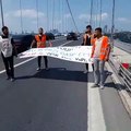 Köprüde eylem yapan işçiler gözaltına alındı