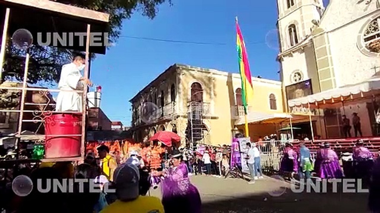 Con fe y devoción, danzarines y músicos llegan al santuario de Urkupiña