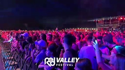 Red Valley. Max Pezzali trasforma l'Olbia Arena in un immenso karaoke