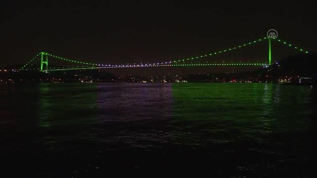 Fatih Sultan Mehmet Köprüsü Pakistan bayrağının renklerine büründü