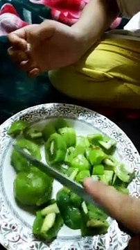 Wonderful Humorous Response of Kids on Hard Kiwi Cutting | کیوی کٹتا دیکھ کر اس بچے کو کیا ہوا؟ Kiwi ko kateta hoe dekh kr is bachey ko kya hua