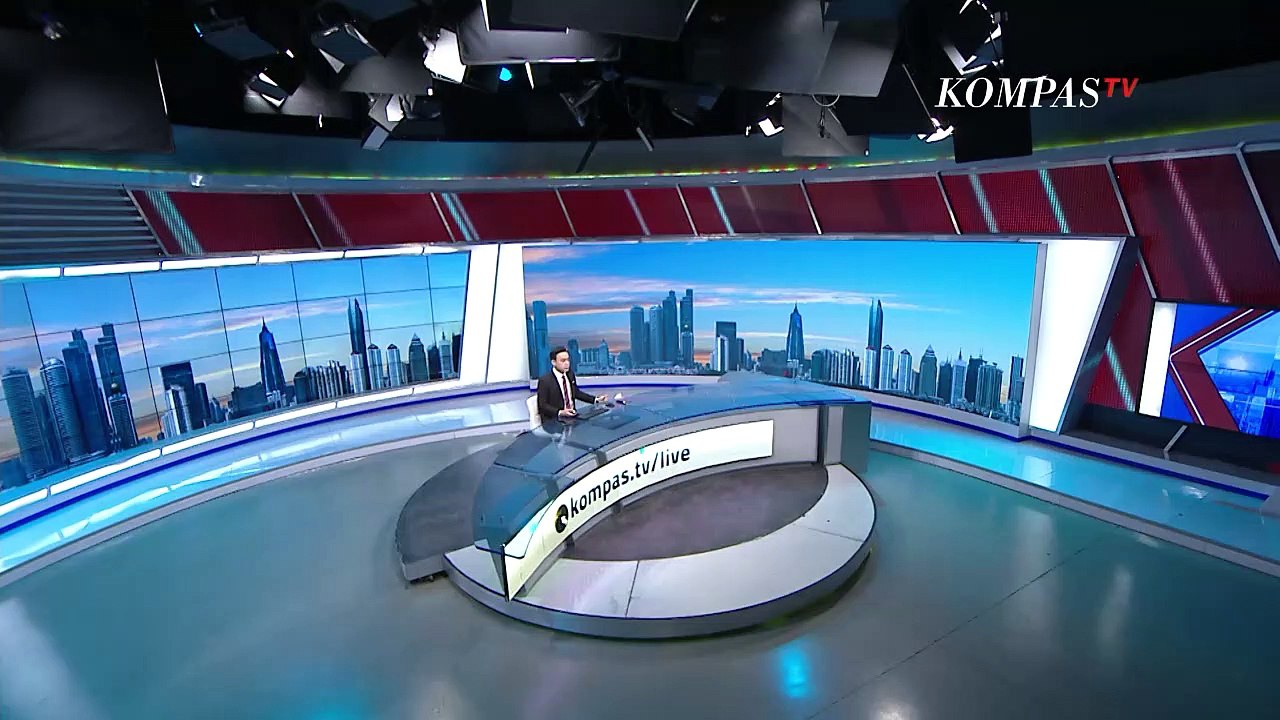 Diduga Kelebihan Muatan, Sebuah Truk Tabrak Lampu Pembatas Gerbang Tol Ancol Timur Hingga Terguling