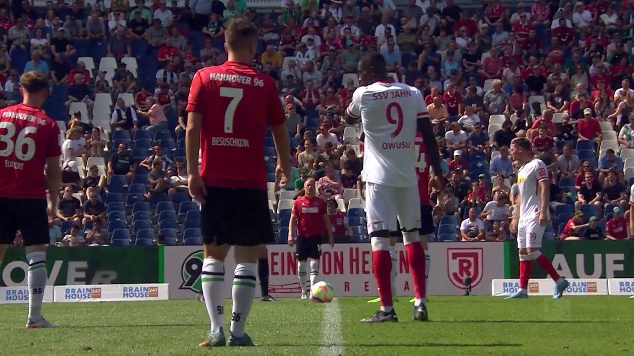 Hannover 96 v Jahn Regensburg | 2. Bundesliga 2...