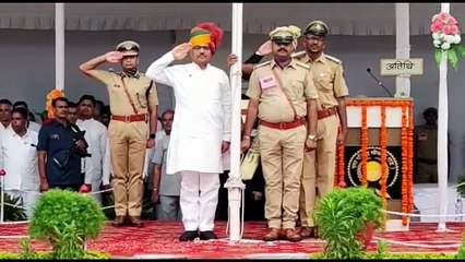 आजादी का अमृत महोत्सव: शान से फहराया तिरंगा, 100 प्रतिभाओं का हुआ सम्मान