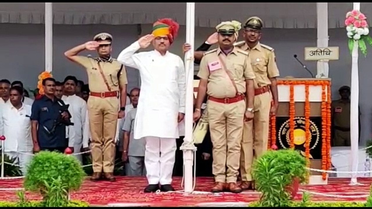 आजादी का अमृत महोत्सव: शान से फहराया तिरंगा, 10...