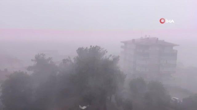 Son dakika haber: Bursa'da sağanak yağış sele dönüştü, araçlar yolda mahsur kaldı