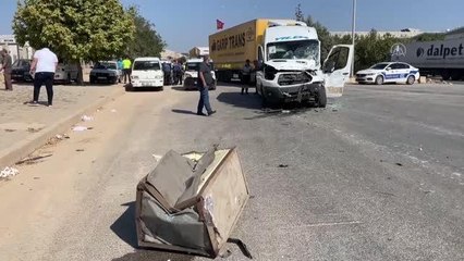 Download Video: Gaziantep gündem haberleri... GAZİANTEP - Tırla çarpışan işçi servisindeki 6 kişi yaralandı