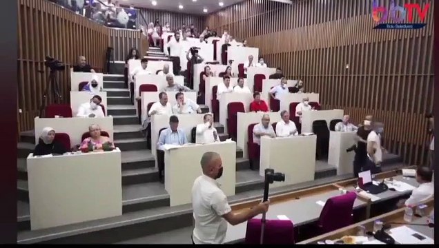 Bolu Belediye Başkanı Tanju Özcan AKP'li üyelere çay fırlattı