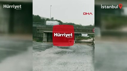 Maltepe'de yollar göle döndü, araçlar mahsur kaldı