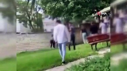 Parkta kızlar birbirine girdi