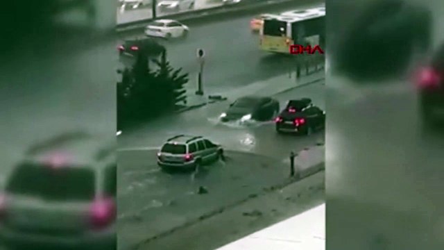 Maltepe'de göle dönen yollarda araçlar mahsur kaldı