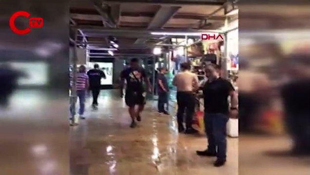 Eminönü Mısır Çarşısı'nda su baskını: Sokaklar akarsuyu andırdı