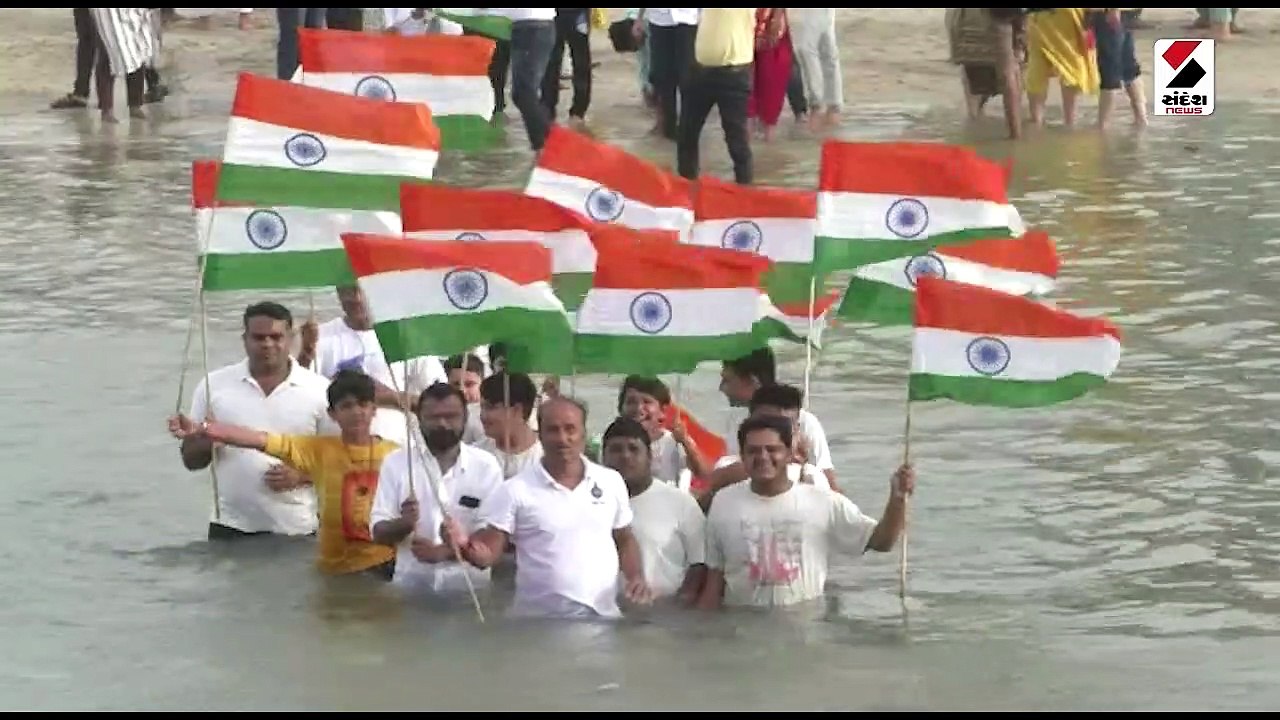 દ્વારકાની ગોમતી નદીમાં અનોખી રીતે આઝાદી પર્વની...