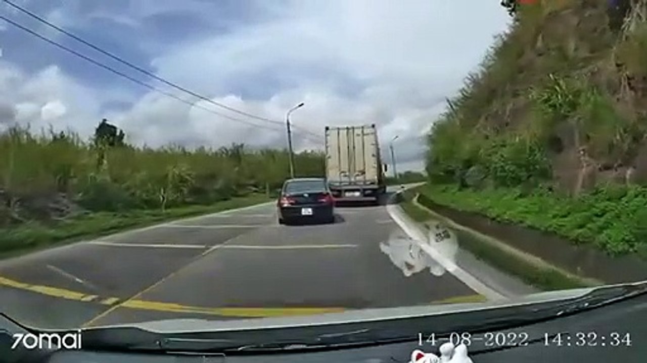 Ôtô con vượt ẩu ở đường đèo dốc hẹp