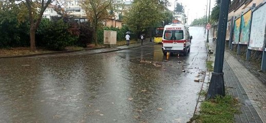 Kastamonu 3. sayfa haberi | Üsküdar'da yollar göle döndü: 1 araç mahsur kaldı, yolcu fenalaştı