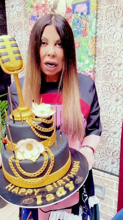 Γενέθλια για την Άντζελα Δημητρίου: Η υπερπαραγωγή τούρτα και το εντυπωσιακό φόρεμα - Πόσο γίνεται;