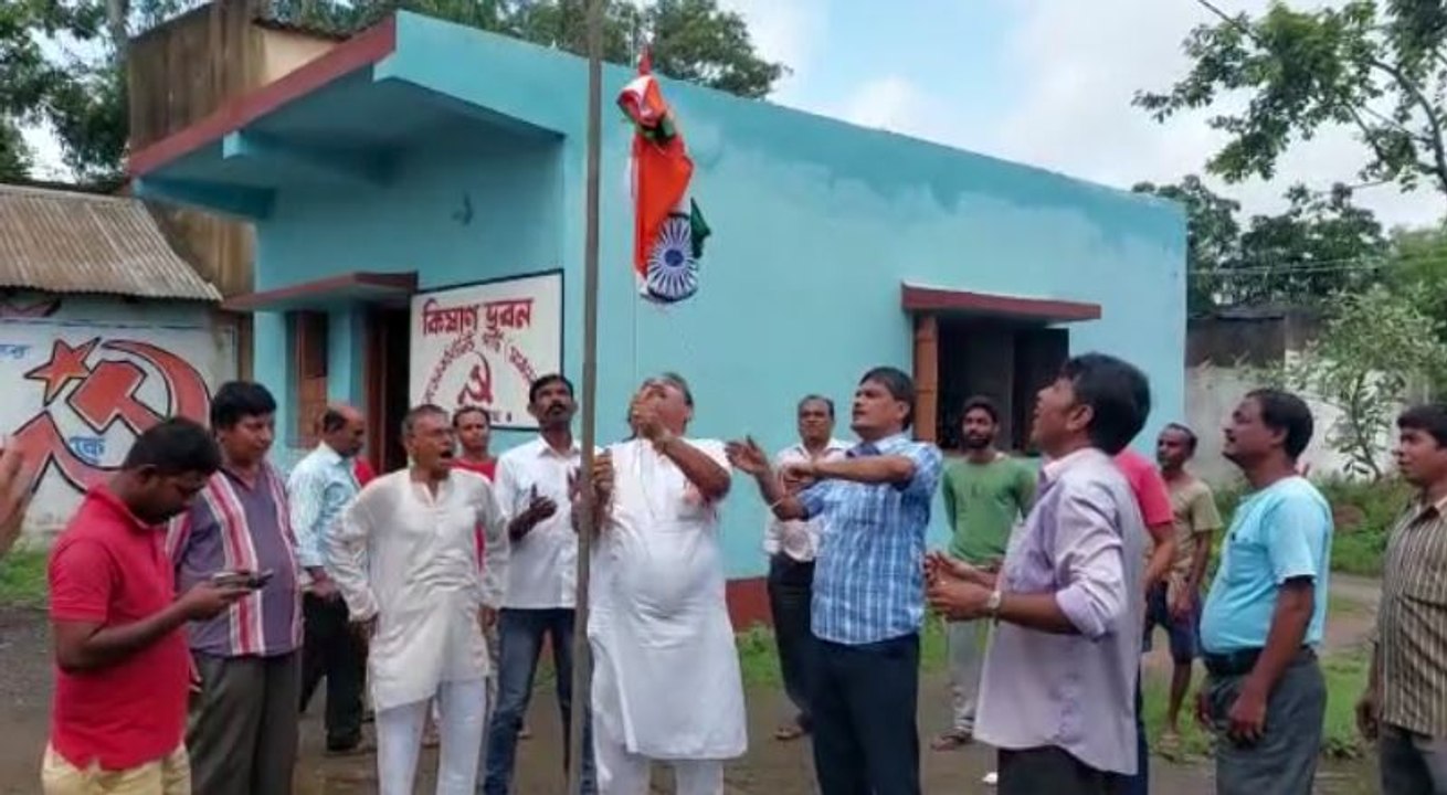স্বাধীনতা দিবসে সিপিএম পার্টি অফিসে জাতীয় পতাকা উত্তোলন করলেন তৃণমূল বিধায়ক! IOneIndiaBnegali