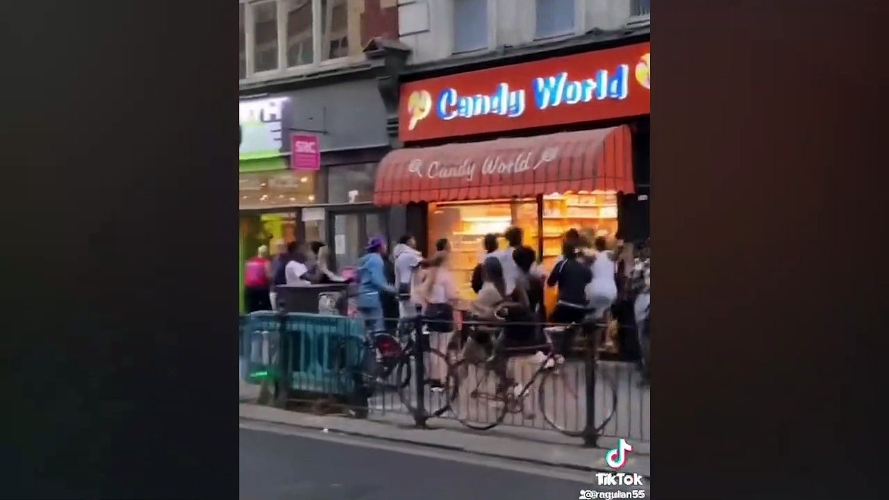 Oxford Street looting: Youths appear to steal f...