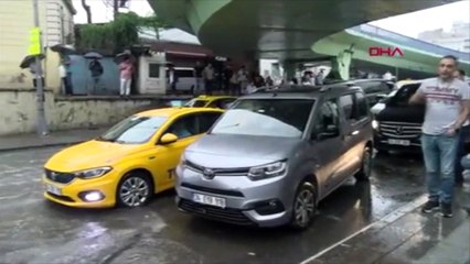 Yenikapı alt geçidini su bastı, araçlar mahsur kaldı