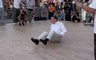 Abel Caballero se arranca por brake dance en el festival 'Marisquiño'