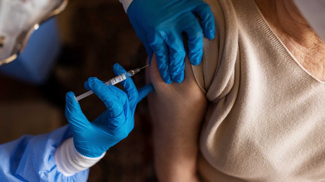 Corona: Karl Lauterbach kündigt angepassten Impfstoff an!