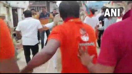 தெலுங்கானா: பாஜக தலைவர் யாத்திரையால் பெரும் வன்முறை- டி.ஆர்.எஸ். தொண்டர்கள் ஆவேச தாக்குதல்