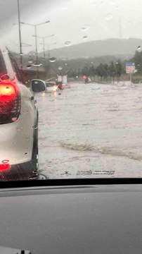 Şile otobanında yağış nedeniyle araçlar mahsur kaldı, sürücüler zor anlar yaşadı