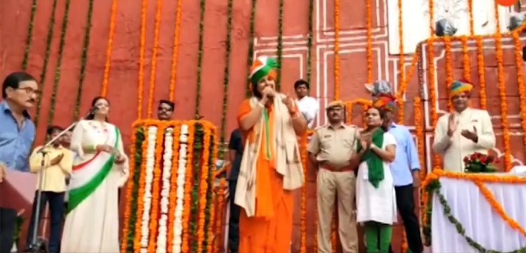 महापौर सौम्या गुर्जर ने गाया देशभक्ति गीत तो बजती रही तालियां, देखें VIDEO...