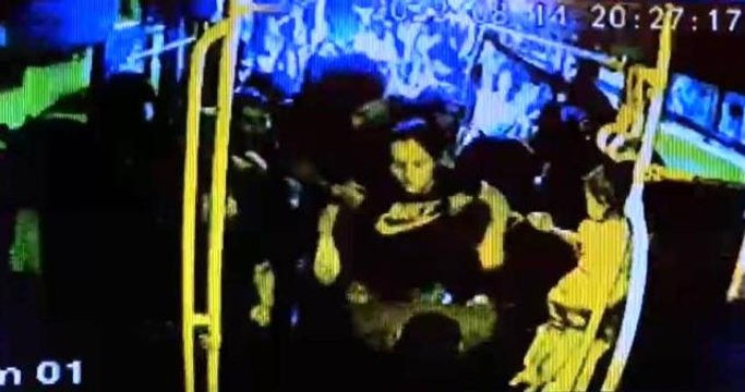 Son dakika haber... Fenalaşan yolcusunu sırtına yükleyip hastaneye böyle götürdü