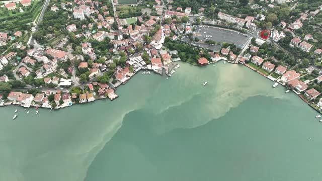 Sağanak yağış sonrası İstanbul Boğazı çamura bulandı