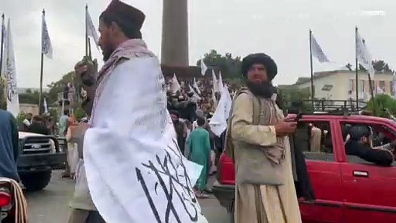 Selfies vor der US-Botschaft - Taliban feiern Unabhängigkeit von USA während das Land hungert