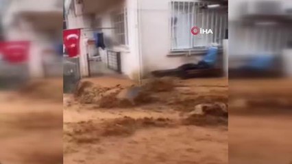Sarıyer'de caddeleri su bastı, sürücüler zor anlar yaşadı