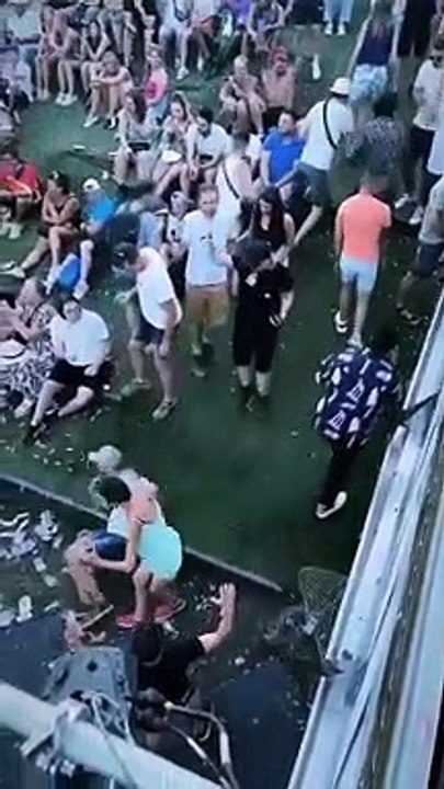 Une pente humidifiée par de la bière amuse beaucoup des festivaliers
