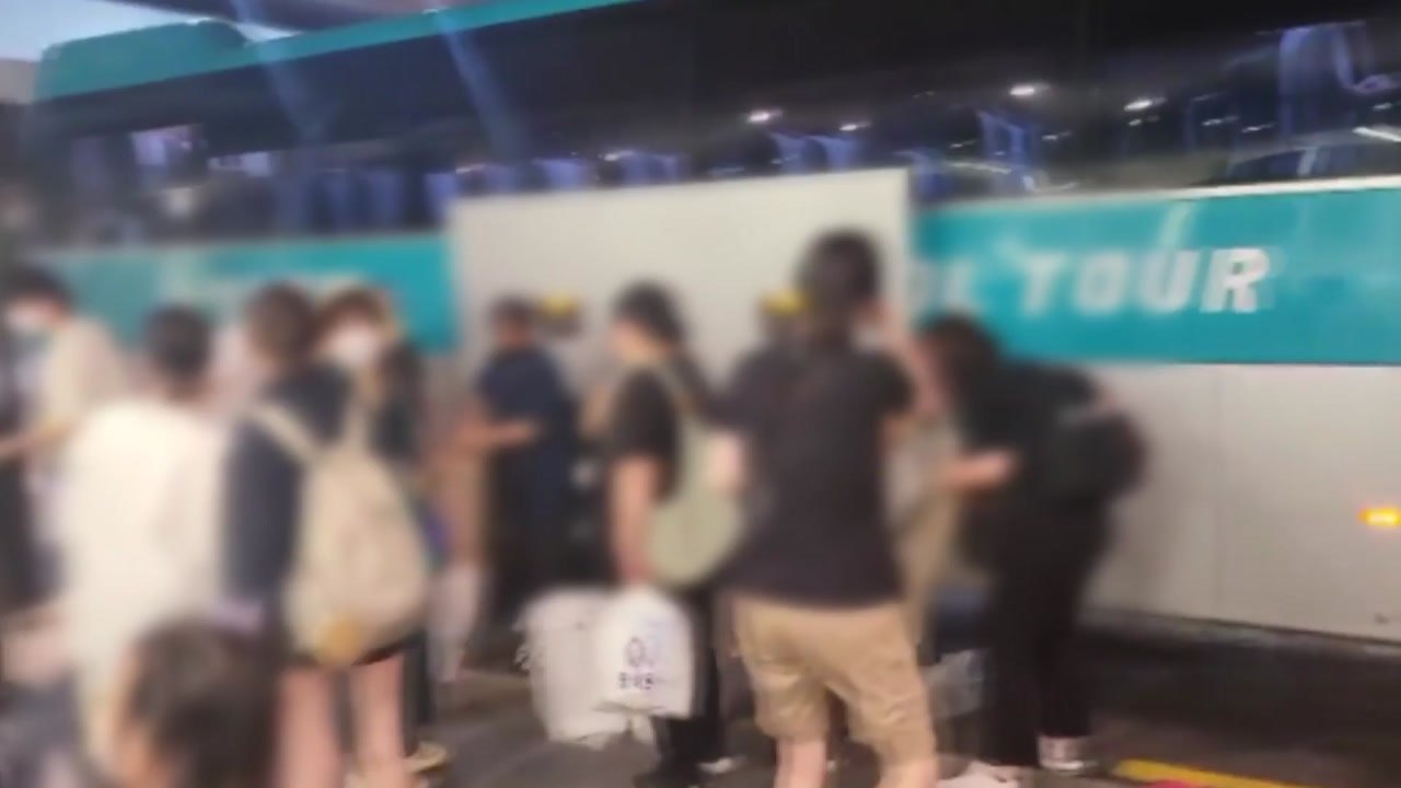 '제주-김포' 아시아나 항공기 5시간 지연 도착...전세버스 옮겨타는 등 '불편' /...
