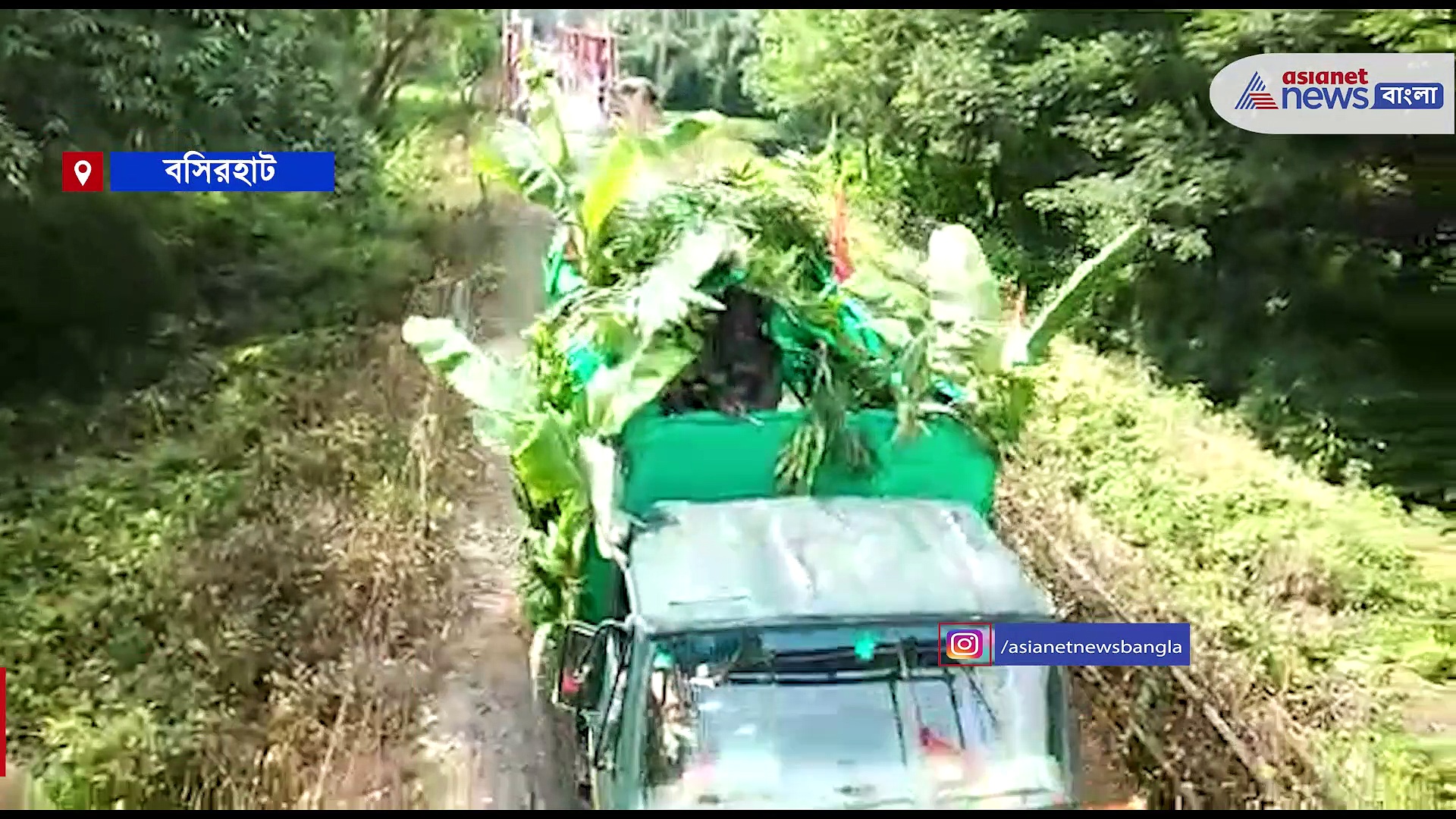 কৃষকের হাতে জাতীয় পতাকা , স্বাধীনতা দিবসের অভিনব ছবি ভারত-বাংলাদেশ সীমান্তে