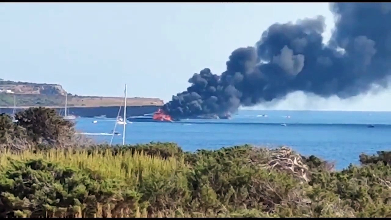 A spectacular fire devours a 25 million euro yacht off the coast of Formentera