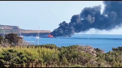 A spectacular fire devours a 25 million euro yacht off the coast of Formentera