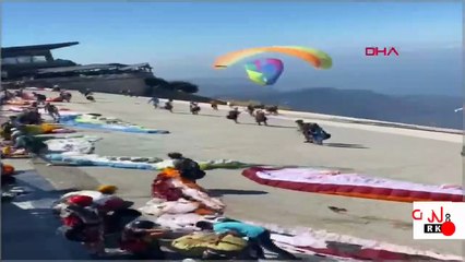 İki yamaç paraşütçü havada çarpıştı! O anlar kamerada...