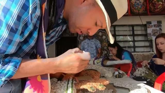 Así se preparan los 'silleteros' colombianos para el gran desfile de flores de Medellín