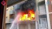 Tres bomberos y nueve vecinos heridos en un espectacular incendio en un edificio del centro de Elche
