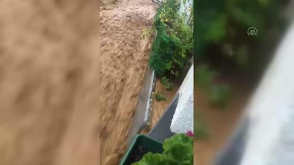 Sağanak, İstanbul'da bazı ev ve araçlarda hasara neden oldu